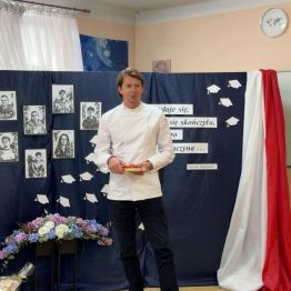 Karol Okrasa przemawia do uczestników uroczystości.