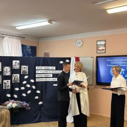 Uczeń odbiera świadectwo ukończenia szkoły.