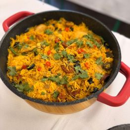 Gotowa paella na stole