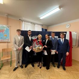 Uczniowie klasy 5b z wychowawczynią na wspólnym zdjęciu.