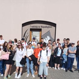 Grupa uczniów pod budynkiem OMPiO