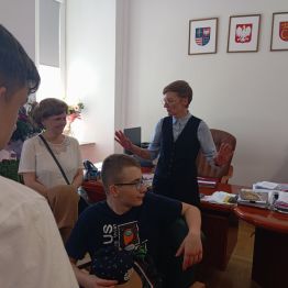 uczniowie w gabinecie prezydenta