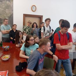 wychowankowie stoją w gabinecie prezydenta Kielc
