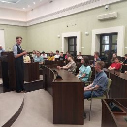 Uczniowie siedzą w sali obrad i słuchają pani prezydent
