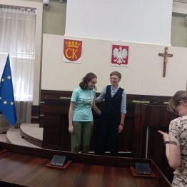 uczennica razem z panią prezydent stoi do wspólnego zdjęcia