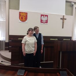 uczennica razem z panią prezydent stoi do wspólnego zdjęcia