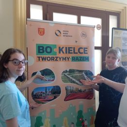 uczniowie stoją w Urzędzie Miasta i chcą załatwić sprawę urzędową