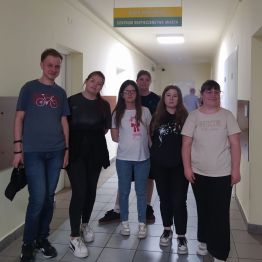 uczniowie stoją na korytarzu Urzędu Miasta Kielce