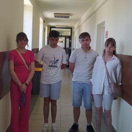 uczniowie stoją na korytarzu Urzędu Miasta Kielce