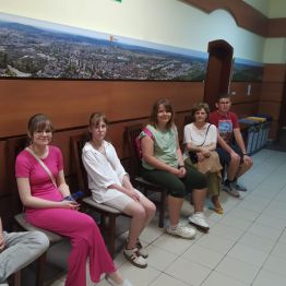 uczniowie siedzą w Urzędzie Miasta Kielce 