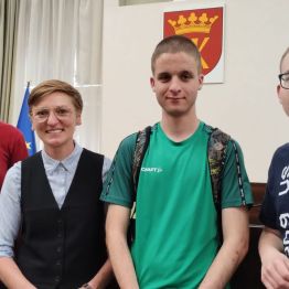 uczniowie stoją do wspólnego zdjęcia z panią prezydent