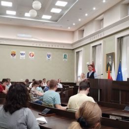 uczniowie siedzą w sali obrad