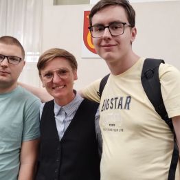 uczniowie stoją wspólnie z panią prezydent do zdjęcia