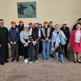 Uczniowie przy katedrze z wychowawcami
