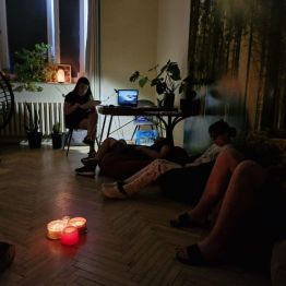 Wychowawca czyta bajkę terapeutyczną pt. „Mały Jeż, który bał się ciemności” oraz „Pies sąsiadki”. Uczestnicy słuchają opowiadania w spokojnej atmosferze, przy przyciemnionym świetle i delikatnej muzyce relaksacyjnej.