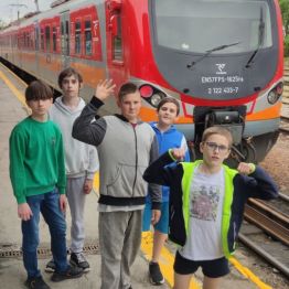 Pięciu chłopców stoi na peronie pkp