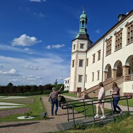 Widok z alejki na dawny Pałacu Biskupów Krakowskich.