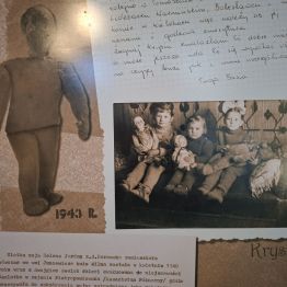 Stare zdjęcie dzieci z zabawkami.