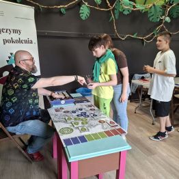 Udział w grze integracyjnej rozwijającej kompetencje społeczne, umiejętności matematyczne z elementami handlowania.
