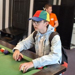 Wewnątrz pochylonego domu.