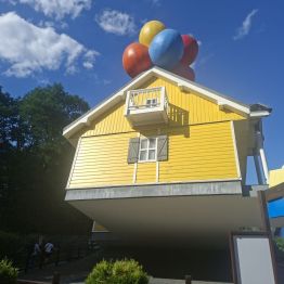 Fruwający dom z balonami.