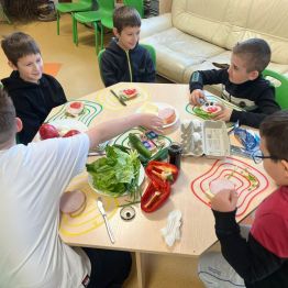 Grupa uczniów przygotowuje zdrowe śniadanie.
