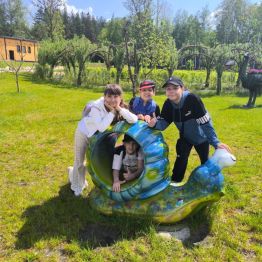 Dzieci na placu zabaw w Noe Park