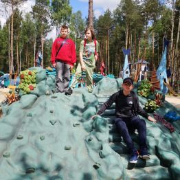 Dzieci na placu zabaw w Noe Park
