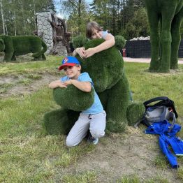Dzieci w Noe Park z niedźwiadkiem