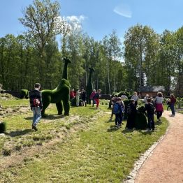 Dzieci w Noe Park ze zwierzętami 