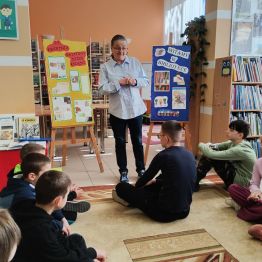 Uczniowie klas I-III podczas zajęć w bibliotece