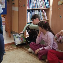 Uczniowie klas I-III podczas zajęć w bibliotece