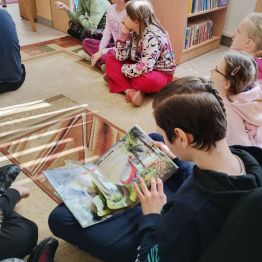 Uczniowie klas I-III podczas zajęć w bibliotece