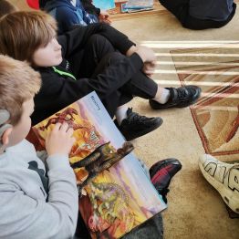Uczniowie klas I-III podczas zajęć w bibliotece