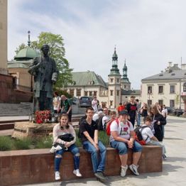 Chwila odpoczynku przy Pomniku bł. ks. Jerzego Popiełuszko