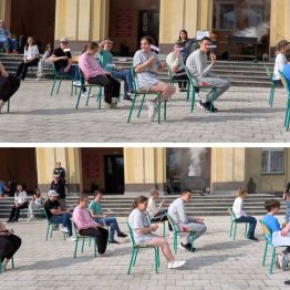 Wychowankowie siedzą na krzesłach, uczestniczą w zabawie pt. "Kareta".