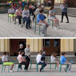Wychowankowie siedzą na krzesłach, uczestniczą w zabawie pt. "ZOO".