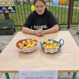 Wychowanka siedzi przy kąciku złote myśli i rady na co dzień.