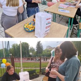 Wychowankowie stoją przy kąciku złote myśli i rady na co dzień.