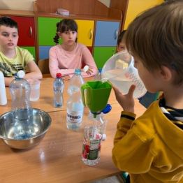 Uczniowie poznają pojęcia związane z obliczaniem objętości płynów.