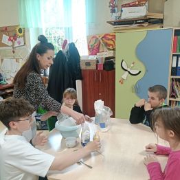 Uczniowie wspólnie z wychowawczynią łączą składniki na masę solną.
