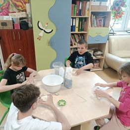 Uczniowie pracują z masą solną.