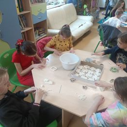 Uczniowie pracują z masą solną.