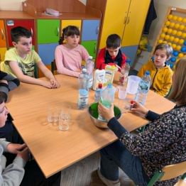 Uczniowie poznają pojęcia związane z obliczaniem objętości płynów.