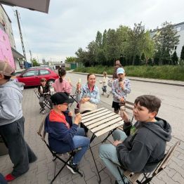 Uczniowie jedzą lody