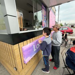 Uczniowie kupują lody z automatu 