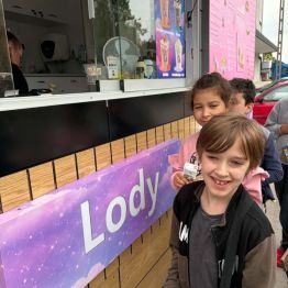 Uczniowie kupują lody z automatu