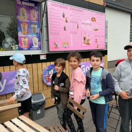 Uczniowie kupują lody z automatu