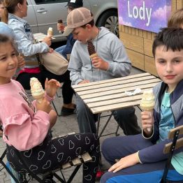 Uczniowie jedzą lody z automatu