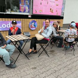 Uczniowie jedzą lody 